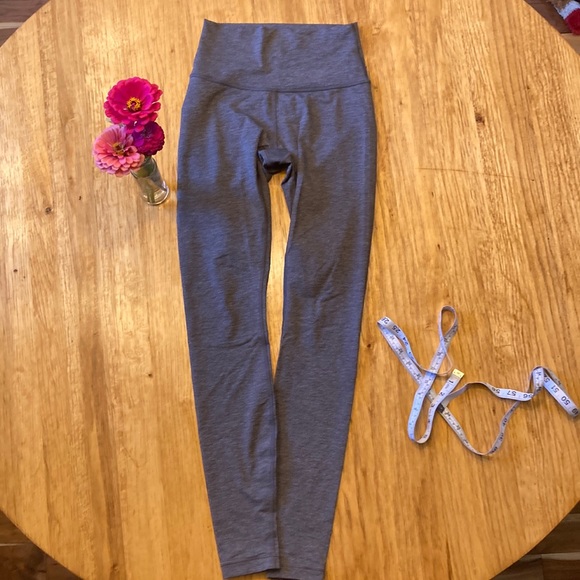 LuLuLemon, Silky, Wunder Under, Worn Twice!, Heather Grey, Sz. 4 - Picture 1 of 4